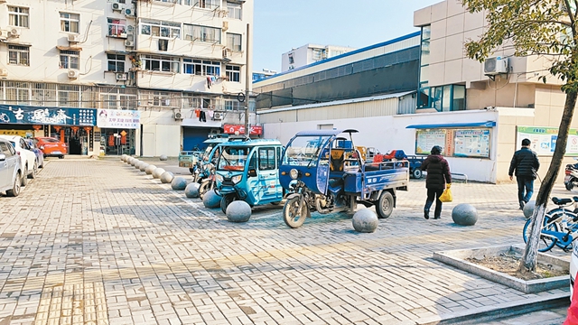 育才路集貿市場周邊停車亂象得到解決