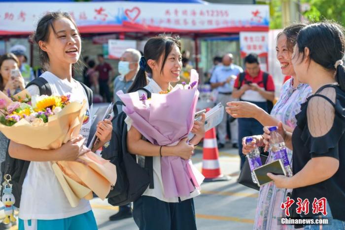 資料圖：6月10日，海南省海口市海南中學考點外，家長為剛剛走出考場的考生送上鮮花。當日，海南省2021年高考結束 。 <a target='_blank' href='http://www.chinanews.com/'><p  align=